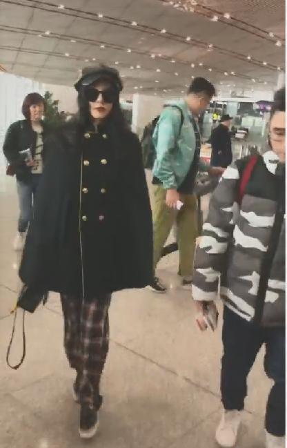 范冰冰穿红裙胖出小肚子,范冰冰近期穿露脐装