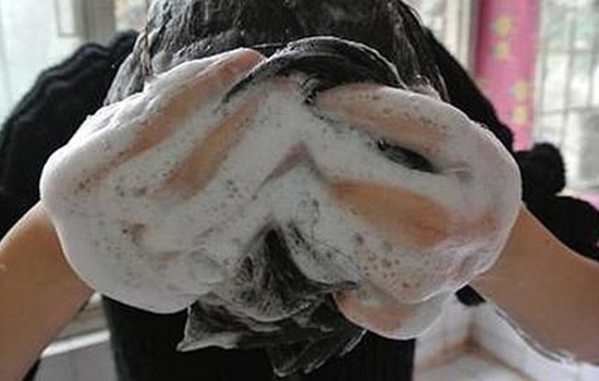 居家染发用洗发水洗吗,染发冲洗用洗发水吗