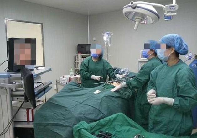 女孩用吸尘器吸走“大姨妈”，导致休克就医，网友：太刷三观