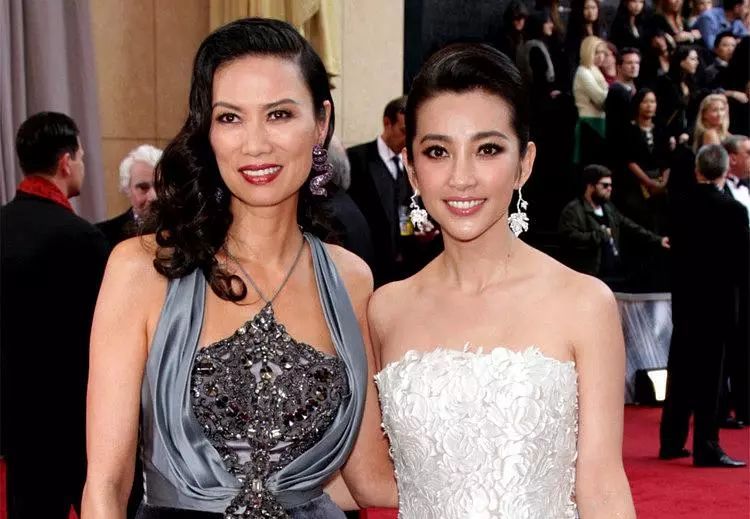 邓文迪相貌平庸为何能吸引男人,邓文迪与默多克91岁