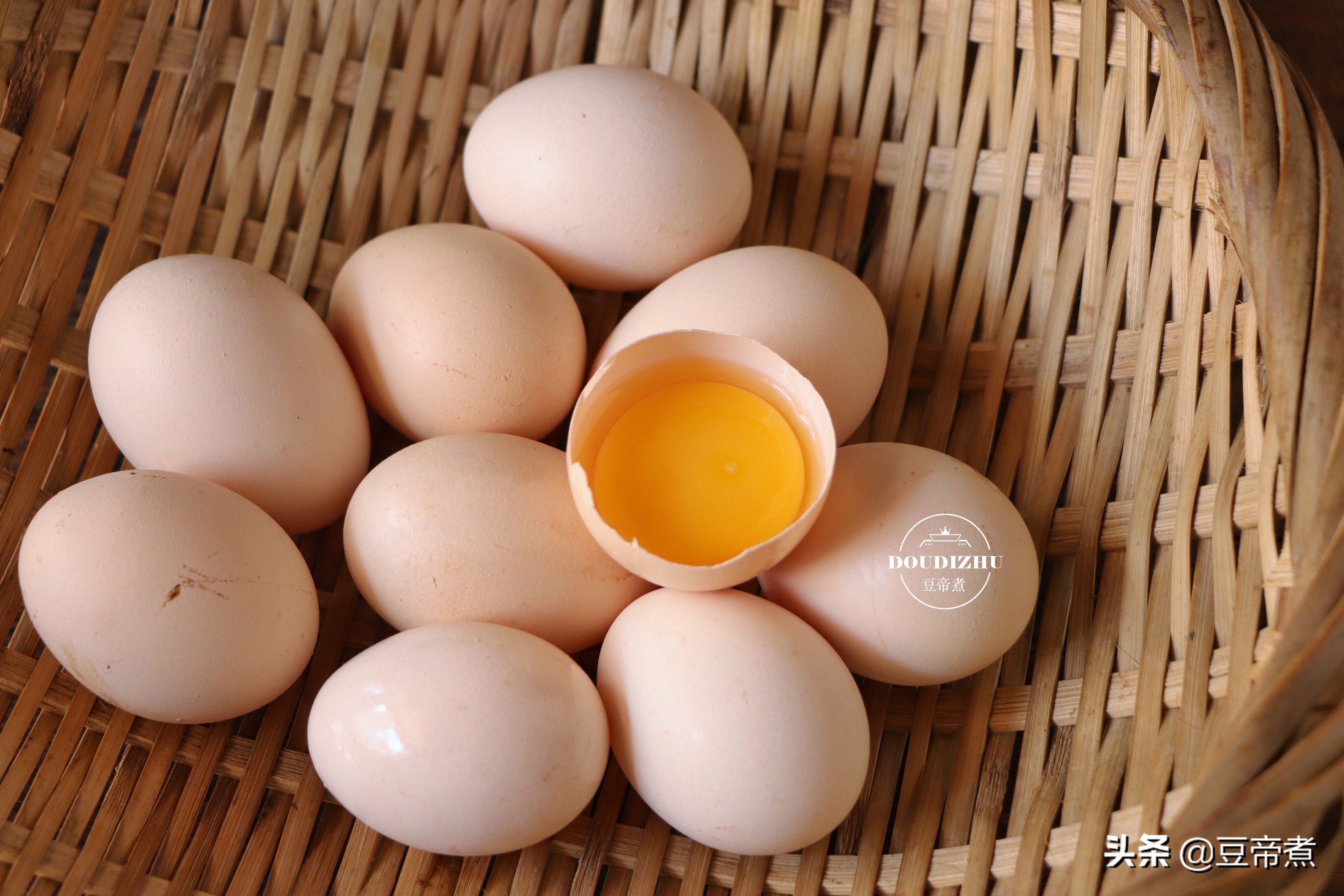 不要再单纯的蒸鸡蛋，营养不够，味道不香，难怪孩子不吃，试试这