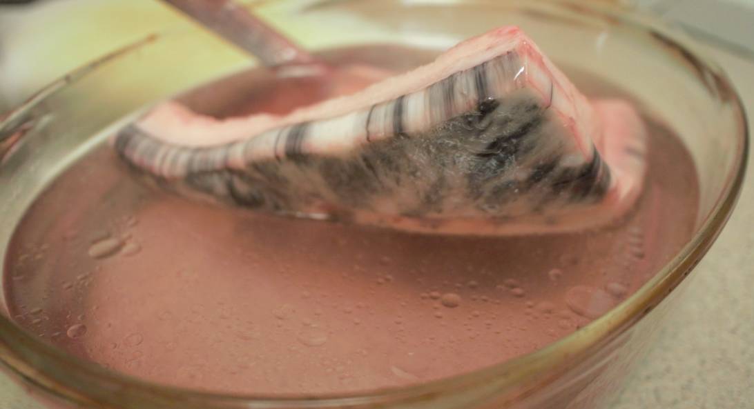 生吃独角鲸、乱炖北极熊，因纽特人的圣诞大餐，你敢吃吗？