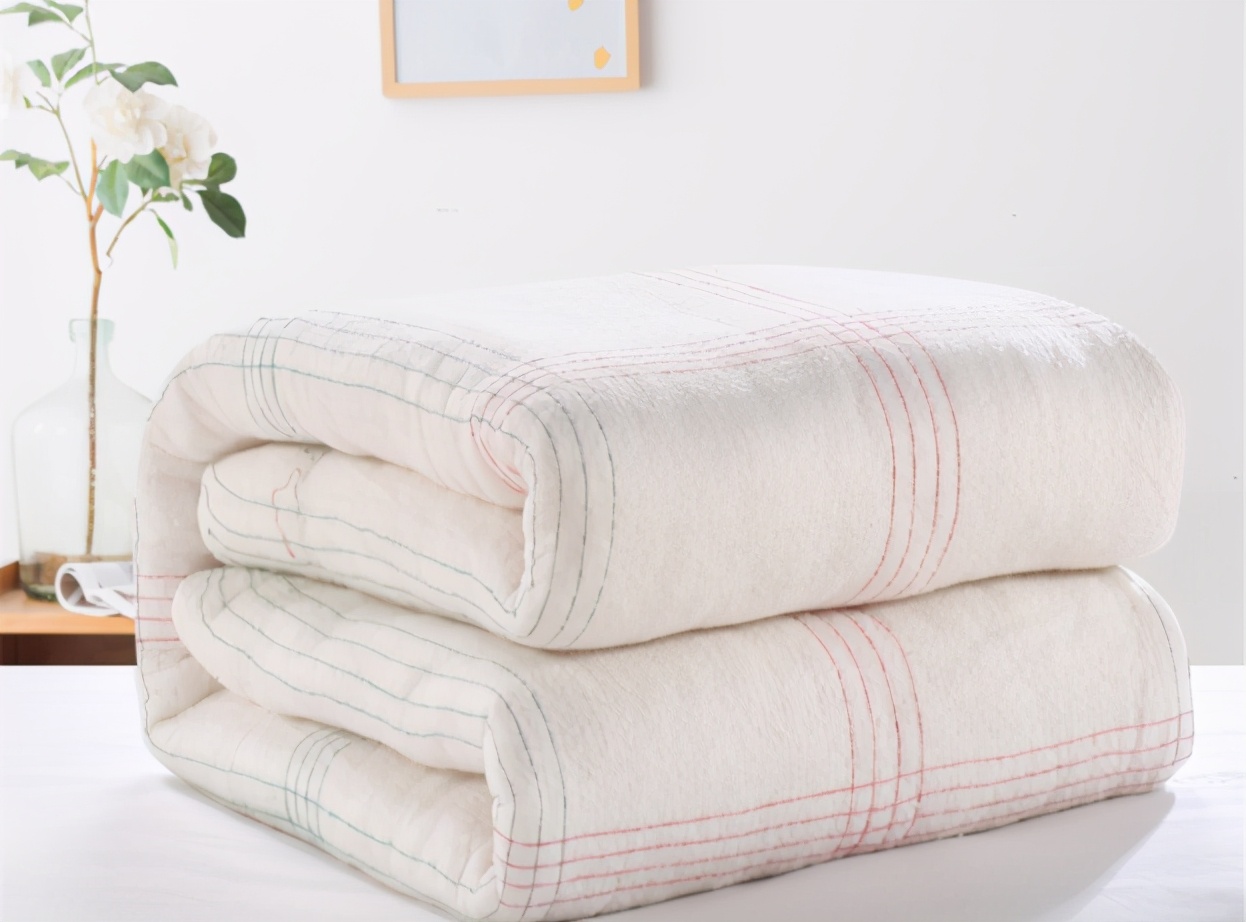 大学生开学被子买还是带,大学开学被子自己带还是学校买