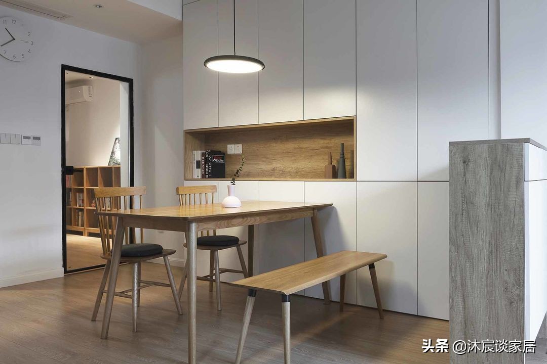 她在沙发后面“掏洞”造窗，完工后发现太明智了，全屋温暖又自然