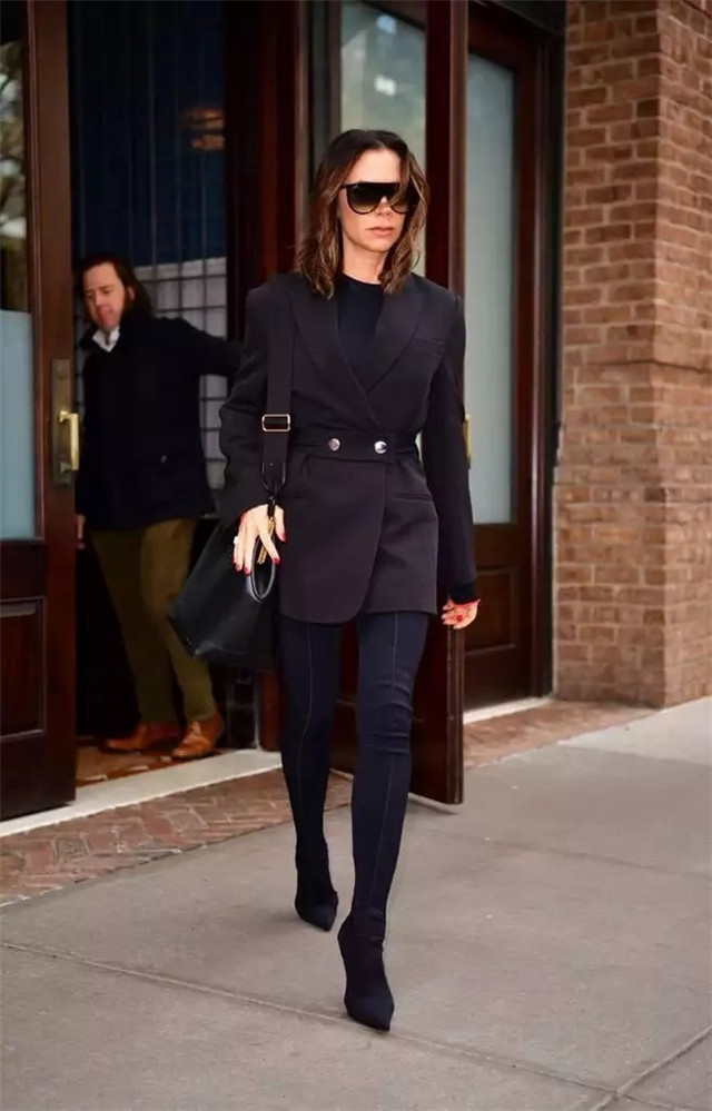 到了入秋，“打*裤底**”又要重出江湖了，百搭还有型，化身腿精女孩