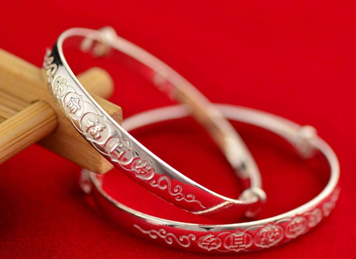 小孩适合戴银饰吗,小孩子戴银饰还是金饰好呢