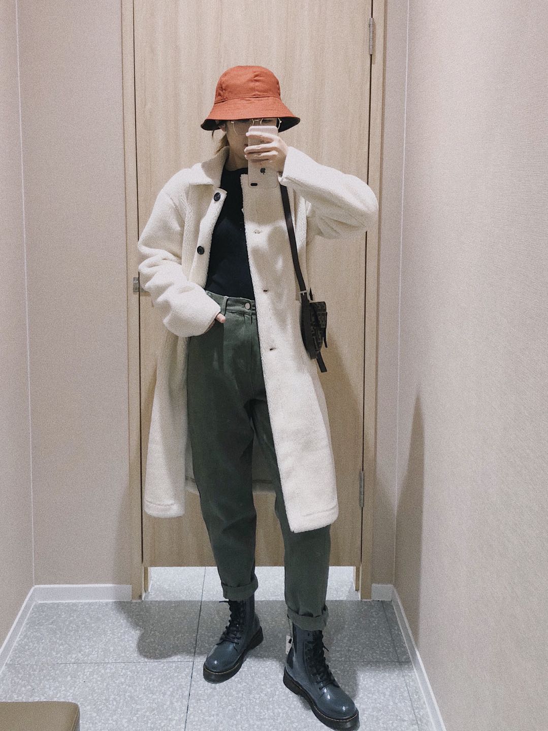 黄色马丁靴搭配长裤牛仔裤,黑色马丁靴配长裤好还是九分裤好