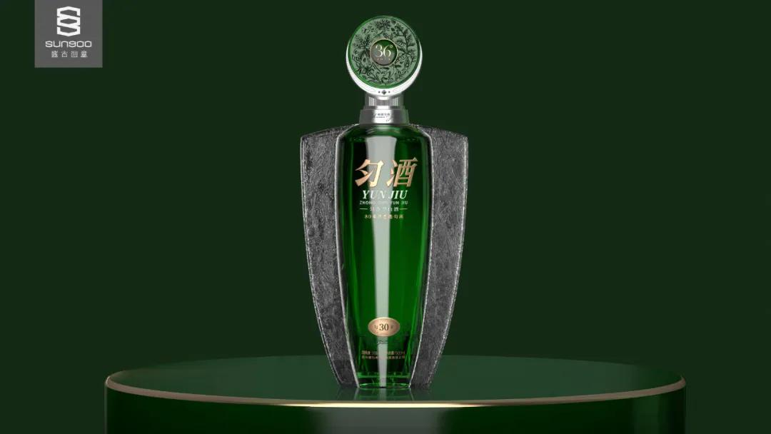 独有的“绿宝石”，点缀于白酒的剔透瓶身之上