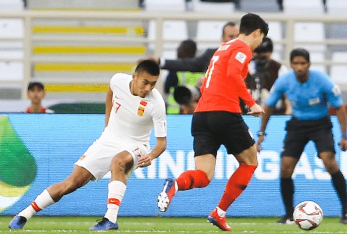 国足大将停球十米远！无人防守竟走神，攻防全隐身唯一贡献是黄牌