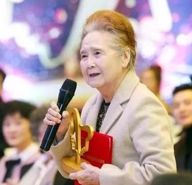 她曾是央视名嘴,她曾是央视主播42岁结婚