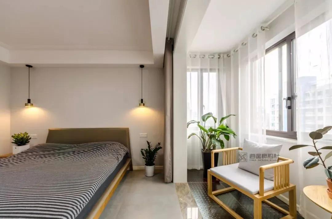 带阳台的卧室就这样装真的别犹豫,带阳台的卧室窗帘怎么装实用好看