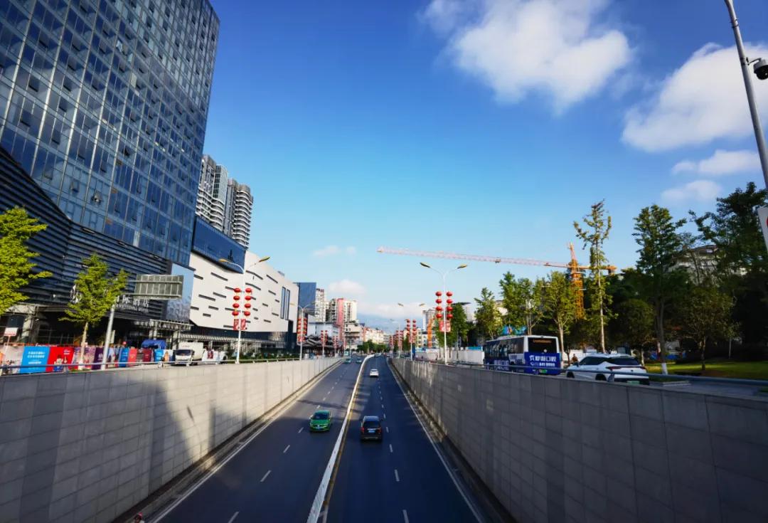 风中亮出你的旗,风中亮出自己的旗