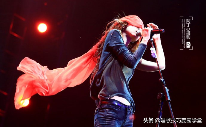 如何克服唱歌时的紧张情绪,怎么克服唱歌紧张忘词