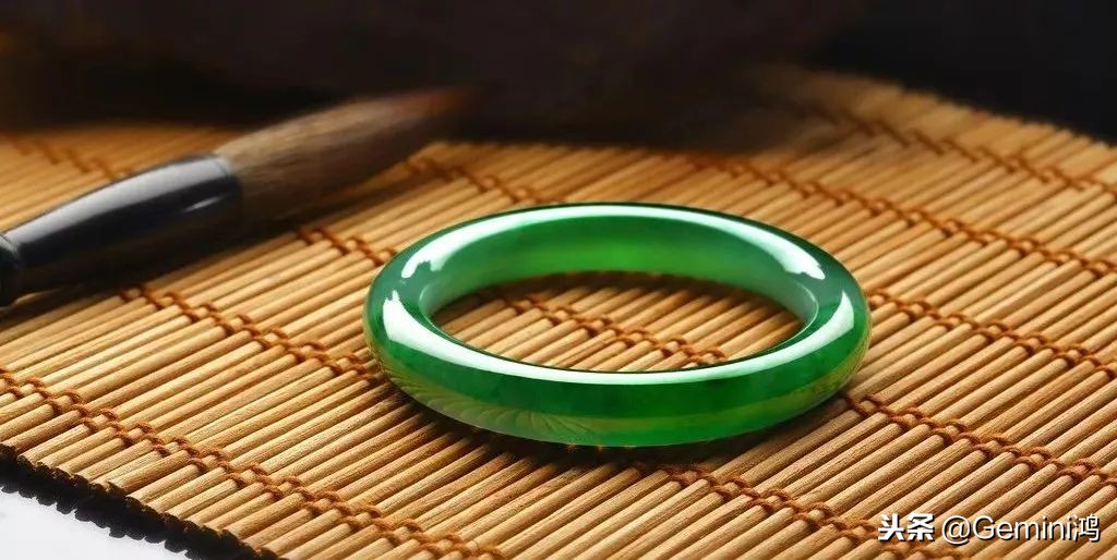 冰飘花翡翠手镯好处,戴翡翠手镯对身体有什么好处