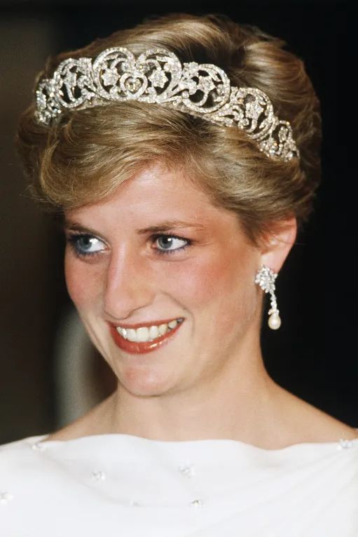 戴妃经典款戒指,戴妃蓝宝石珠宝