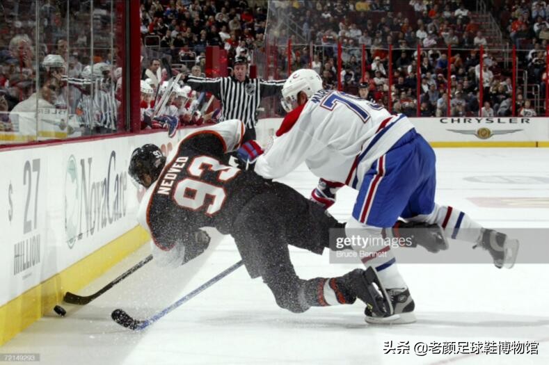 捷克铁人前锋出道，踢中场成名，欧锦赛上跑不死的边翼卫加盟蓝鹰