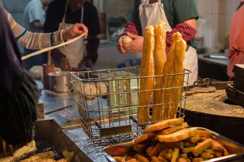 油条豆浆店利润有多大,油条路边摊生意怎么样