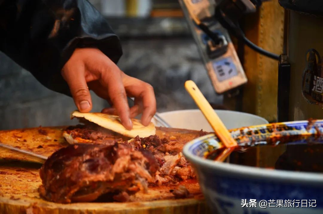 西安的繁华是任何城市不能比的,西安城市被誉为天府之国