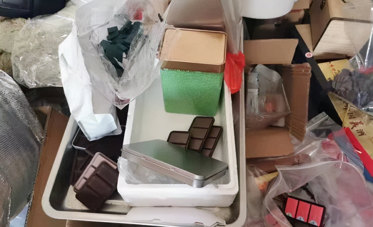 民警健身时巧遇洗钱嫌犯,民警训练吃零食