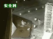 男子触电浑身抽搐倒下成功自救,触电事故及现场自救