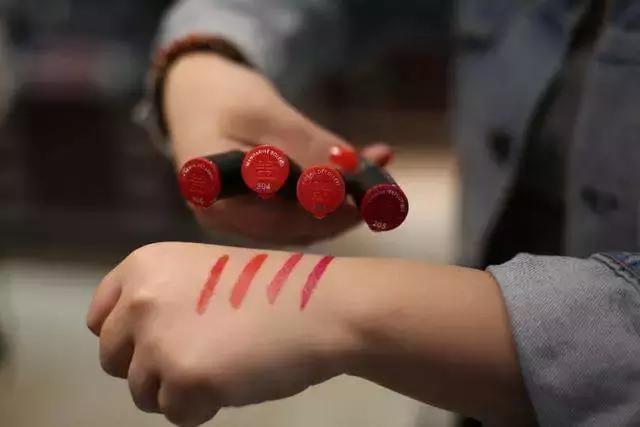 济南大千教育：青春期女孩不爱学习，爱打扮，父母如何正确引导?