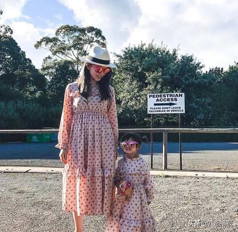 昆凌周杰伦剪短发,昆凌小周周露正脸