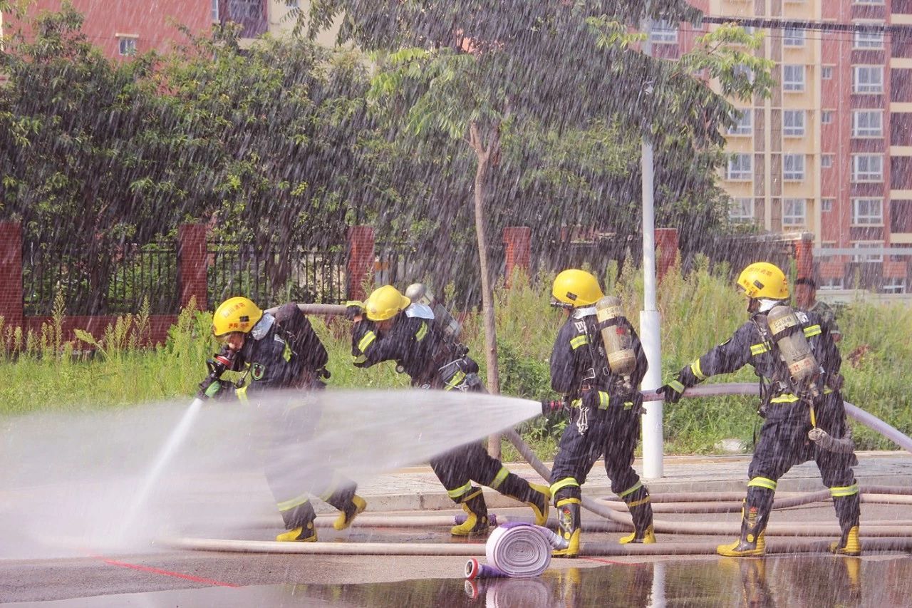 致敬逆行英雄|德阳最帅男团队长陈伟，肩负生命不能承受之重