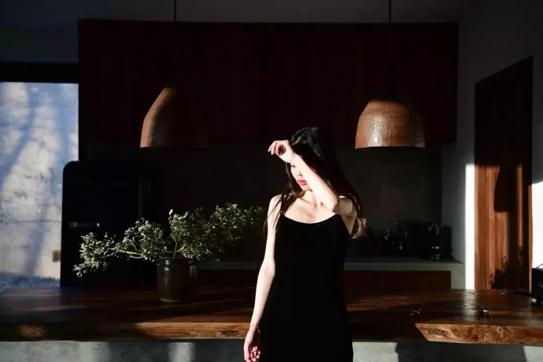 把泳池搬进沙漠,圈黄河做庭院,一个男人的西部世界,可以有多野