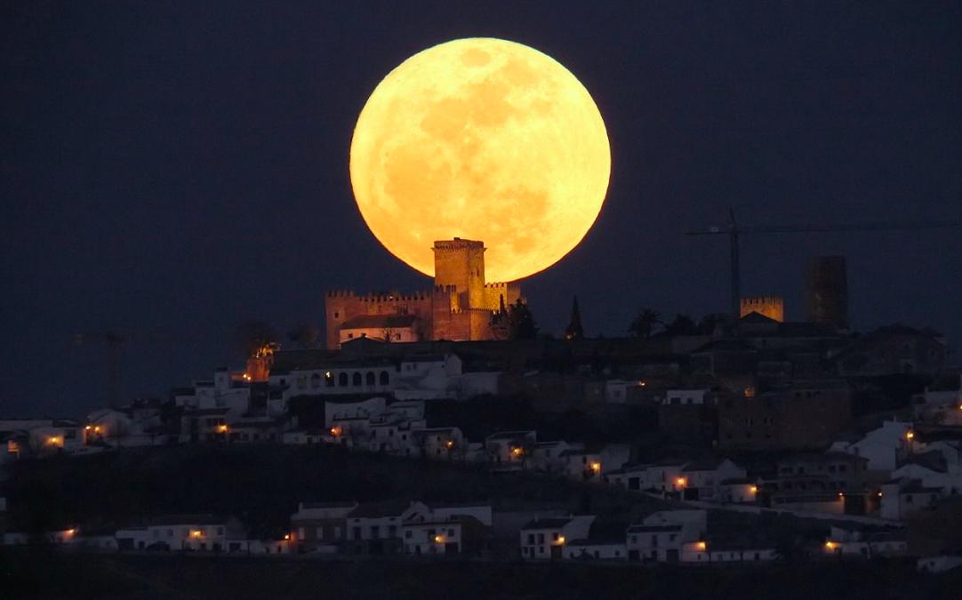 唐诗咏月诗的大意是什么,唐诗中含有关于月的诗句