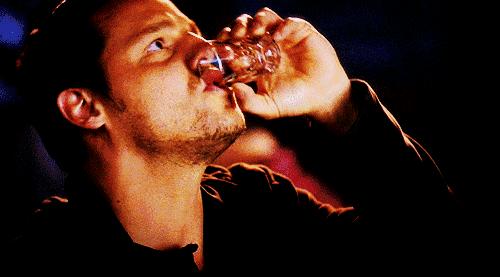 胃癌早期是断断续续出现症状的吗,胃癌不痛不痒有这五种信号要当心