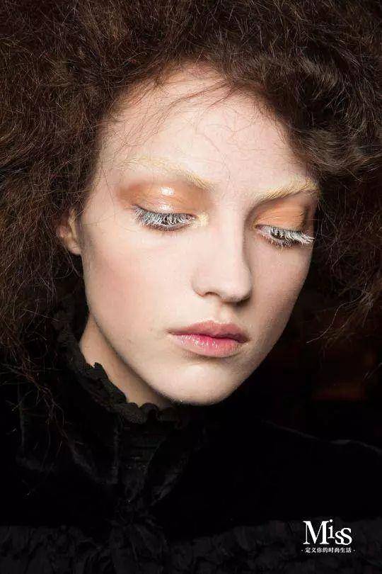 很多品牌推出各种颜色的睫毛膏，却孤零零地躺在专柜里无人问津