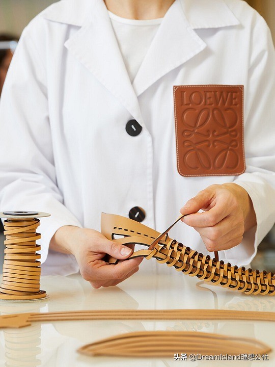 loewe半月形手袋手提包,loewe走秀款包包