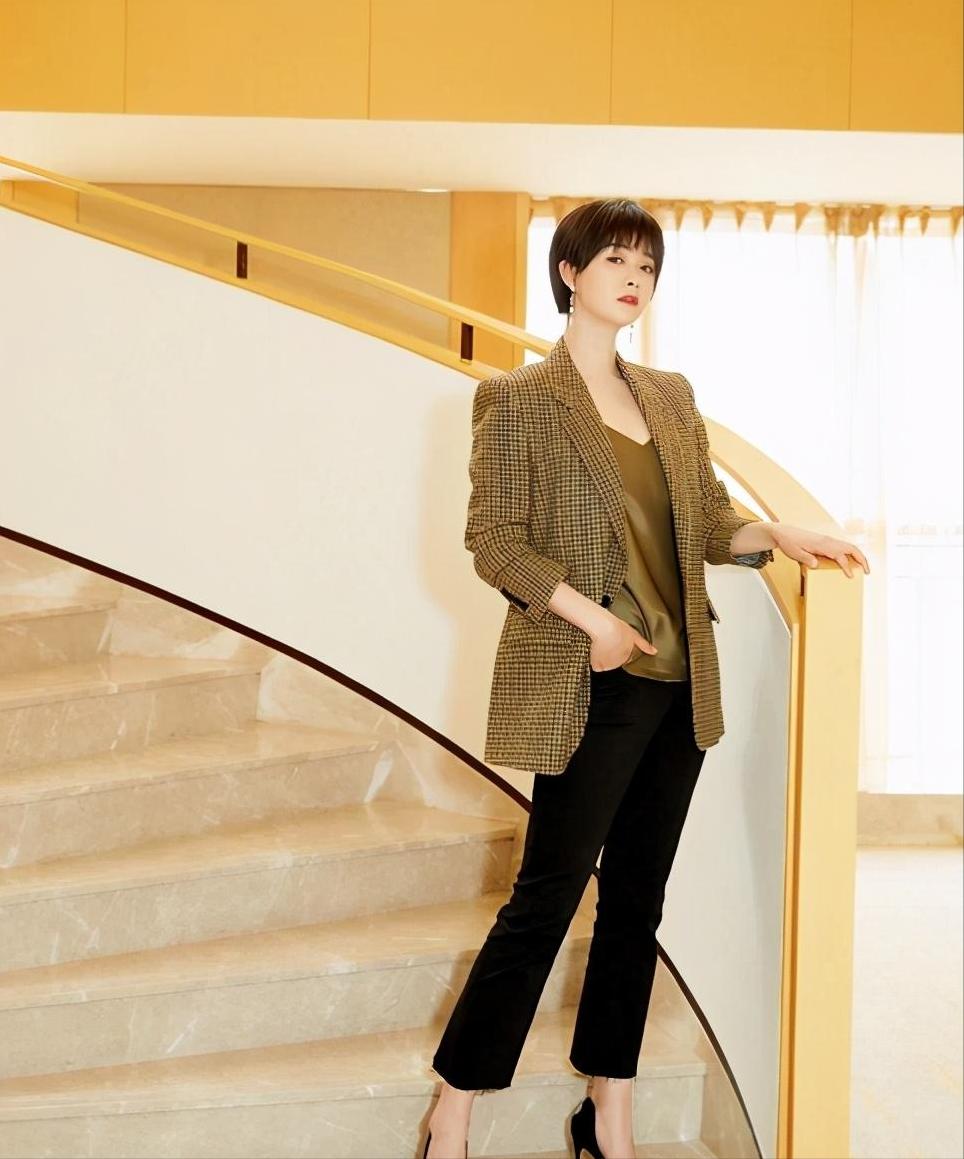 脸大肩厚怎样穿衣显瘦,脸大怎么穿显瘦