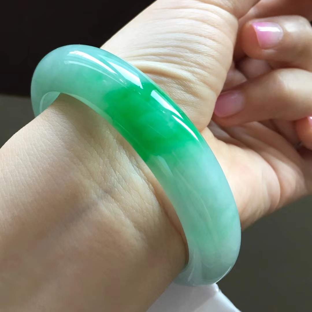 女式黄金手镯什么款式好看,彩金镶翡翠手镯