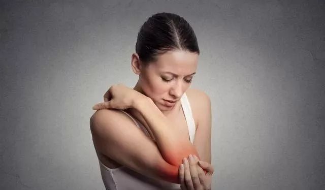 急性痛风发作关节肿是不是痛风石,痛风关节痛严重还是长痛风石严重