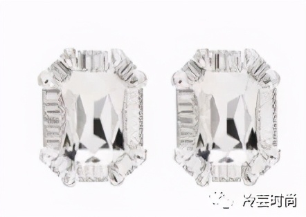 项链的活动扣佩戴方法,项链的佩戴要讲究八大搭配技巧