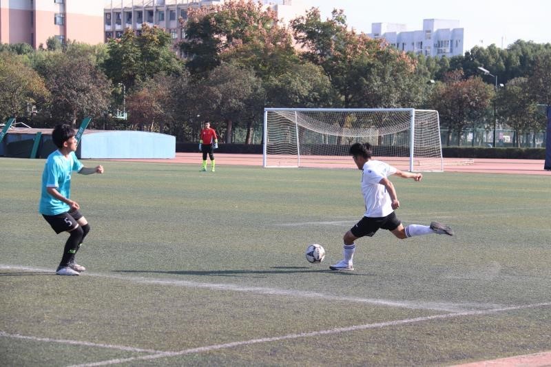 首冠！学校男子足球队的球场故事