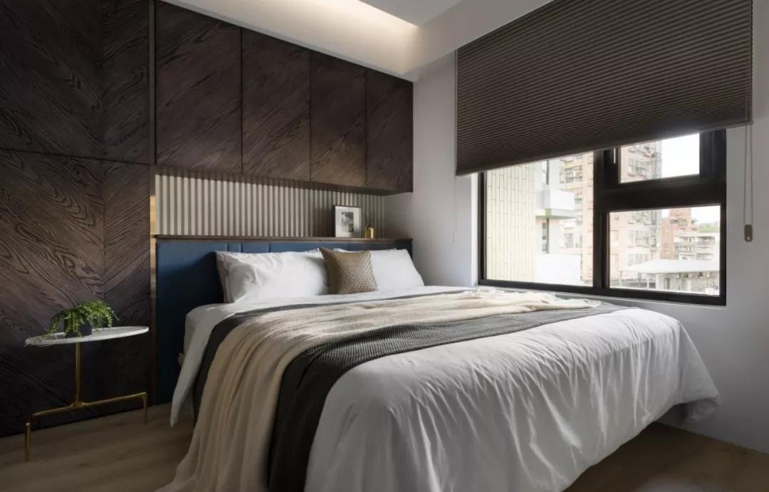 床头背景别刷大白墙,家里刮大白的半墙板床头效果图