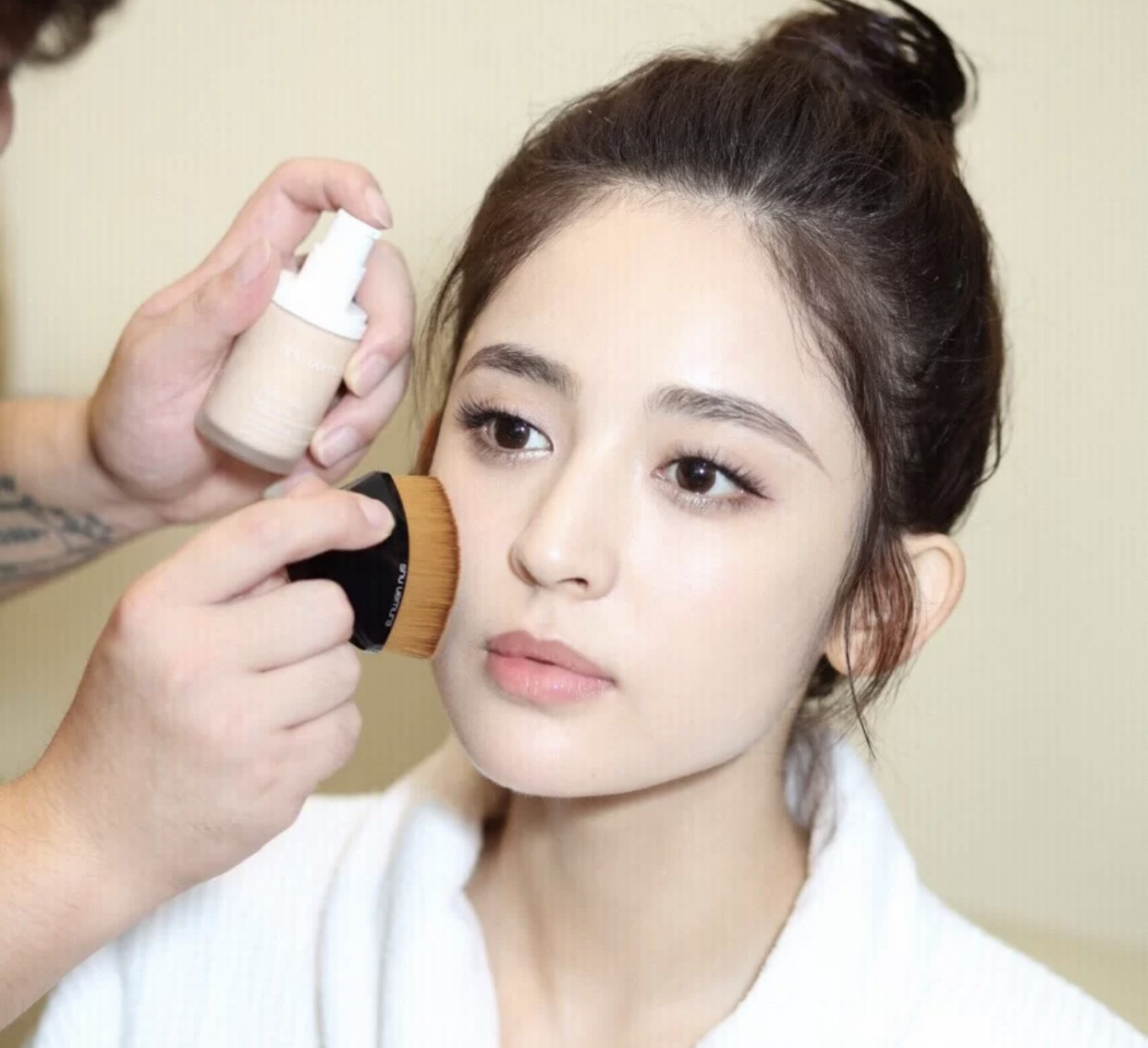 油皮毛孔粗大怎么化妆,油皮毛孔粗大怎么化妆不卡粉