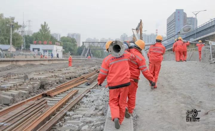 行人车辆请注意火车就要来了,行人车辆请注意火车来了不要抢道