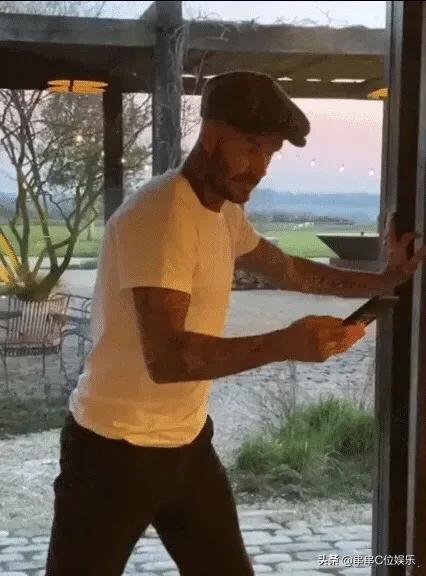 贝克汉姆一家人度假的画面,贝克汉姆一家在足球场