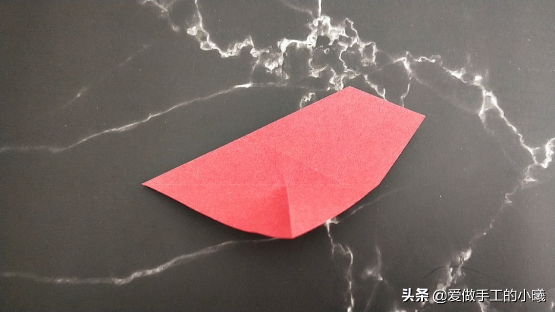 玫瑰花正方形折纸教程图解,怎么样用折纸叠出来简单的玫瑰花