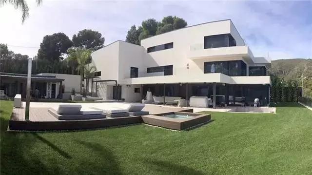 梅西和c罗谁豪宅最好,身价十亿的球星