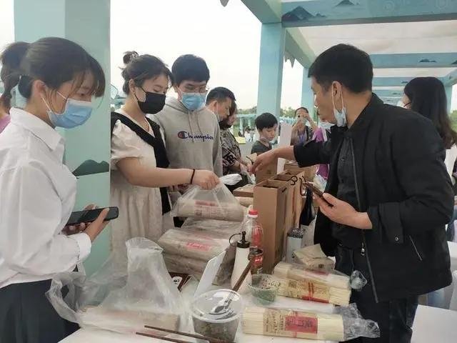 衢州47岁大叔被人叫“宝宝”，靠一招年入500万！凌晨2点都有人抢货