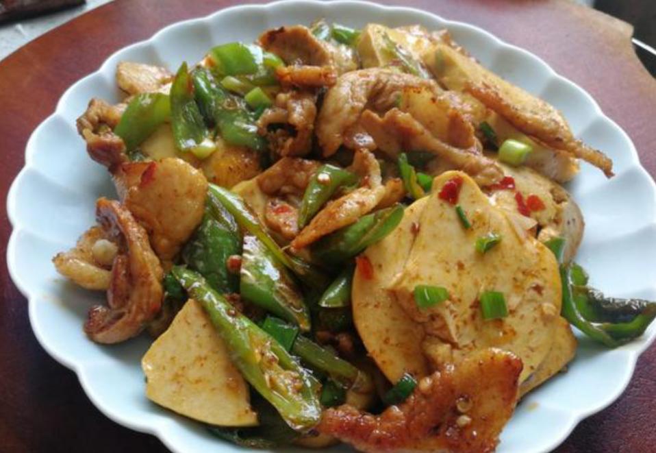 香菇青椒炒鸡腿肉的做法,青椒五花肉炒鸡肉家常做法