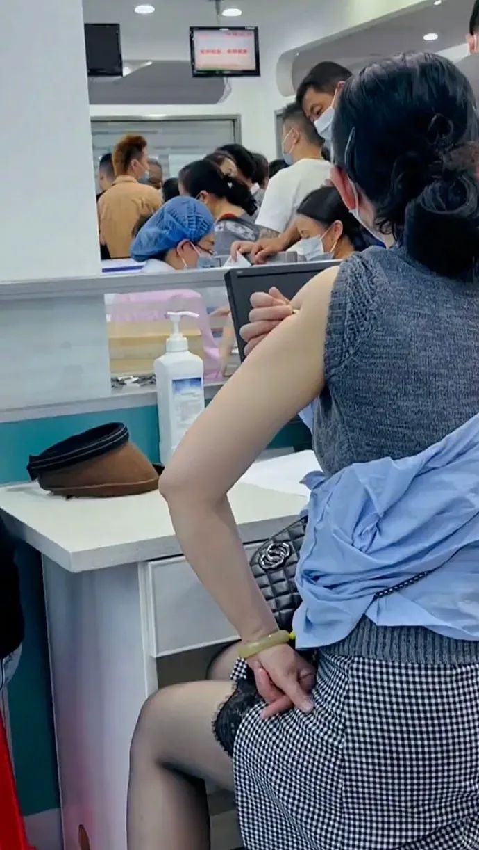 “网上买了件*男猛**T恤后?”哈哈哈哈快停止散发你的魅力吧