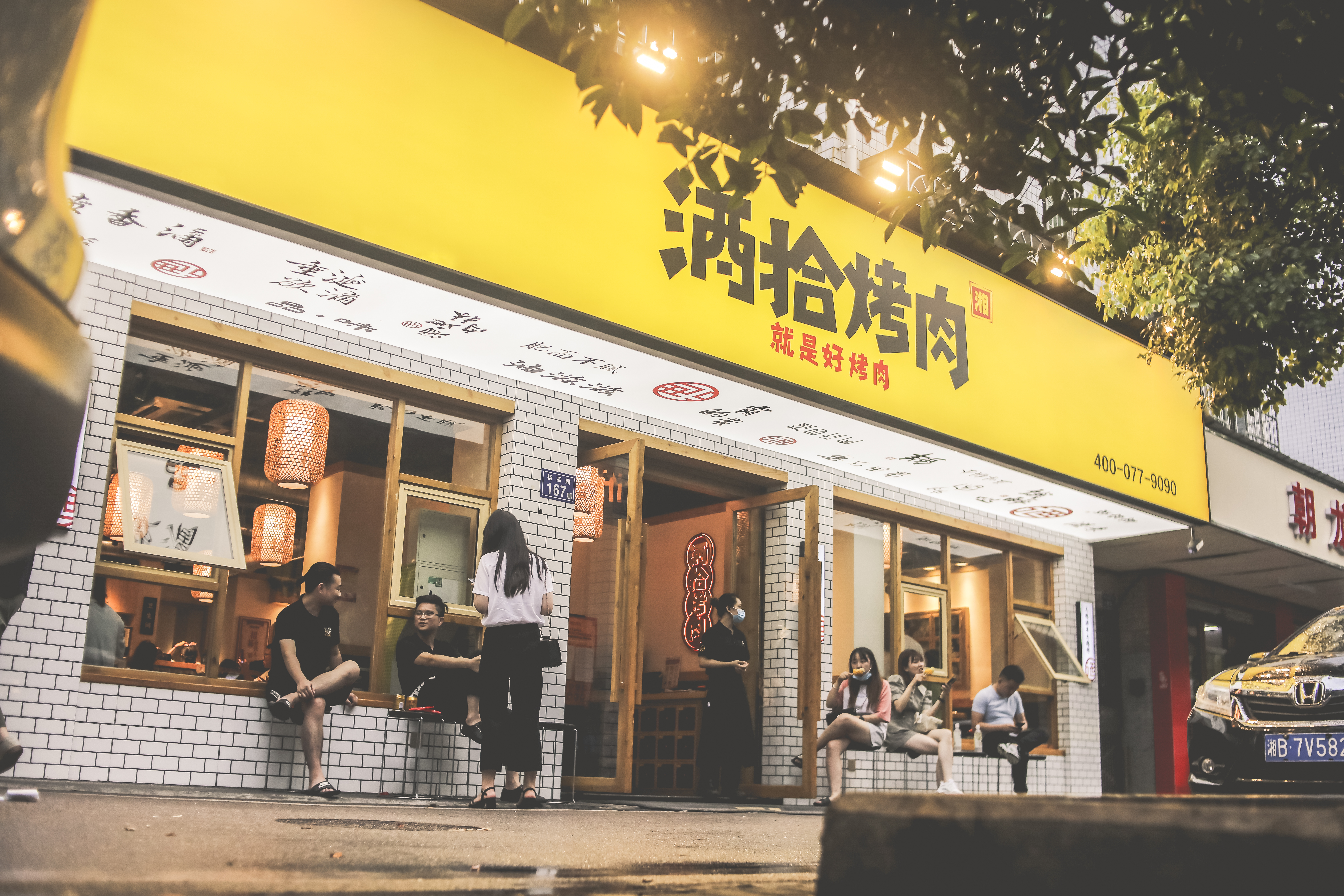 夜间经济下，生意火爆的酒拾烤肉