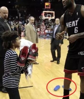 打篮球崴脚脱鞋捏脚,打篮球怎么避免崴脚