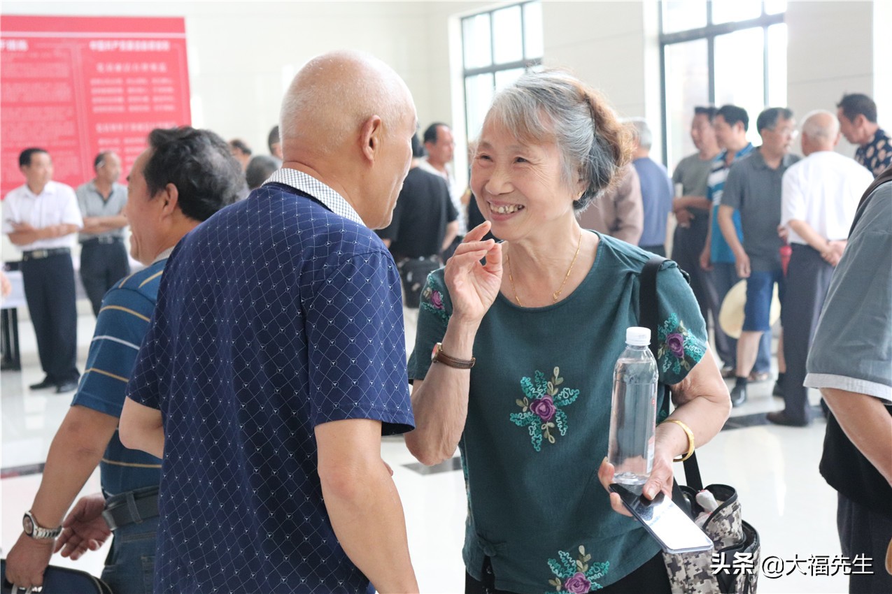 钢铁年代战友重逢,钢铁情怀