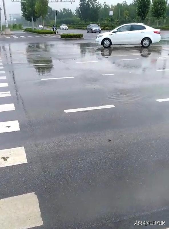 时而喷水、时而停止，菏泽城区这一“冒水点”影响市民出行